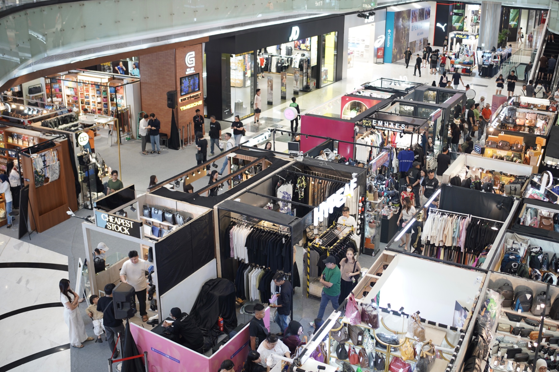 Suasana Irresistible Bazaar dengan deretan booth dan pengunjung di atrium pusat perbelanjaan