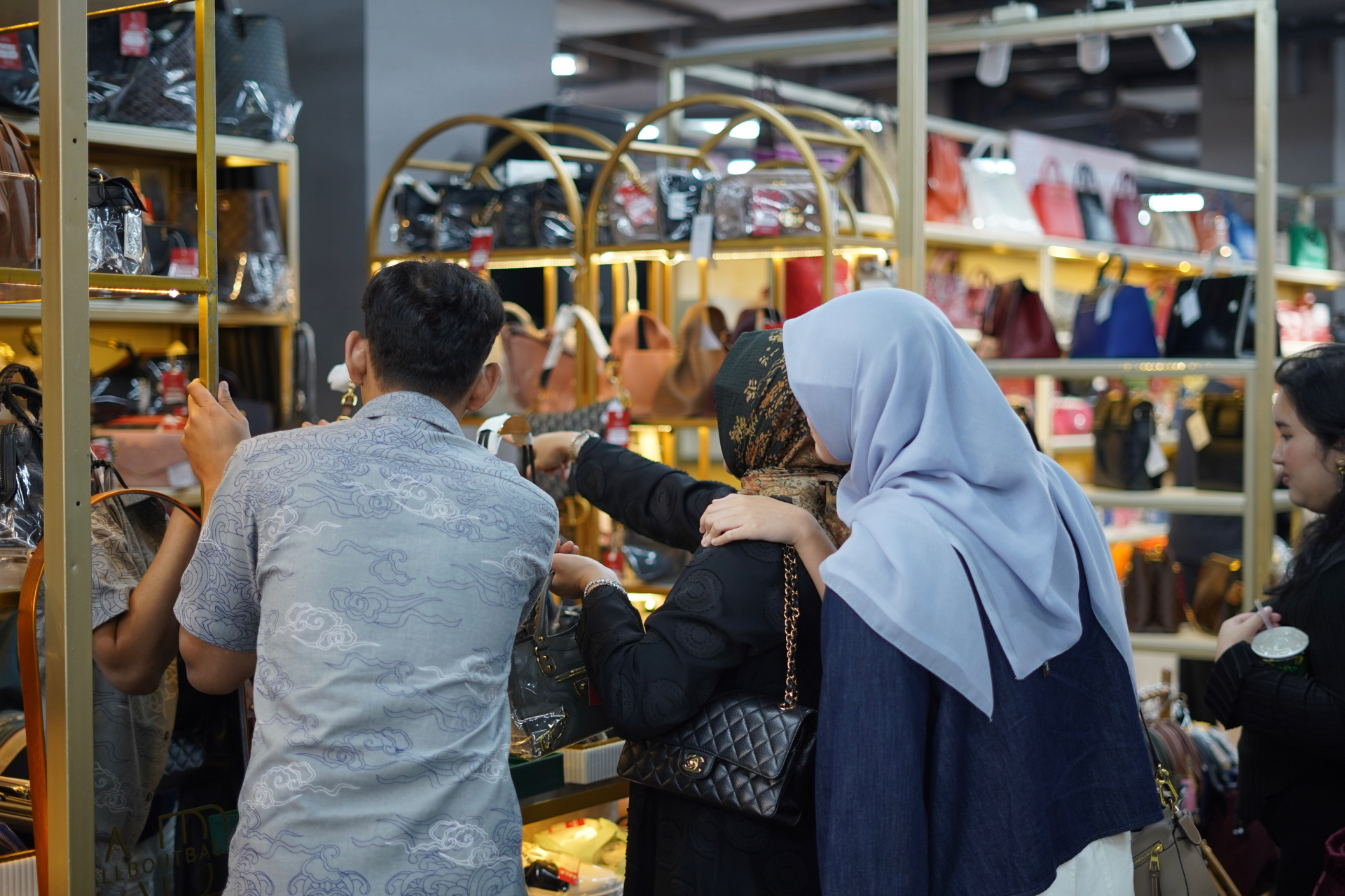 Pengunjung bersama-sama melihat koleksi tas di salah satu booth Irresistible Bazaar